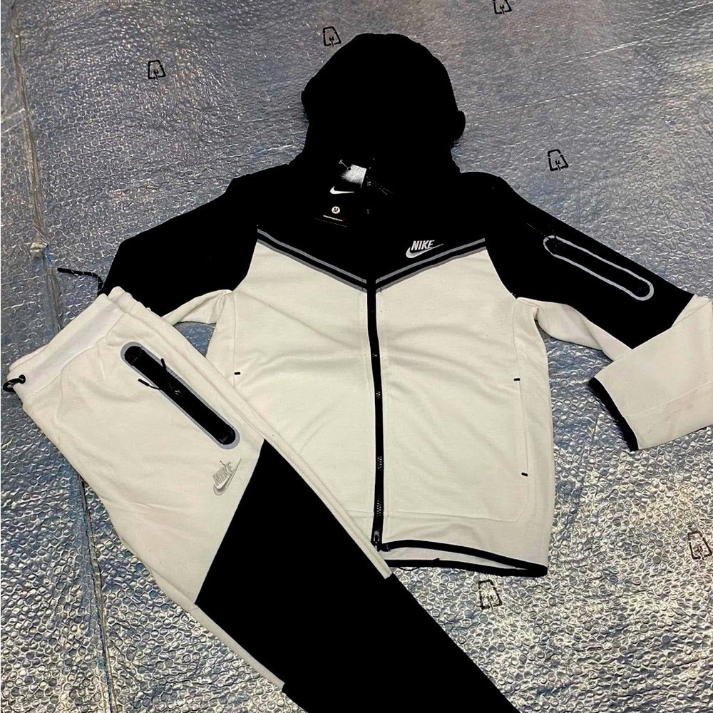 Nike jogging suit men or women